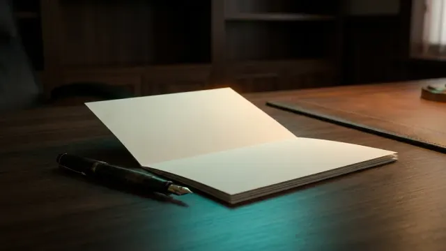 Lupa na rozmytych stronach otwartej księgi